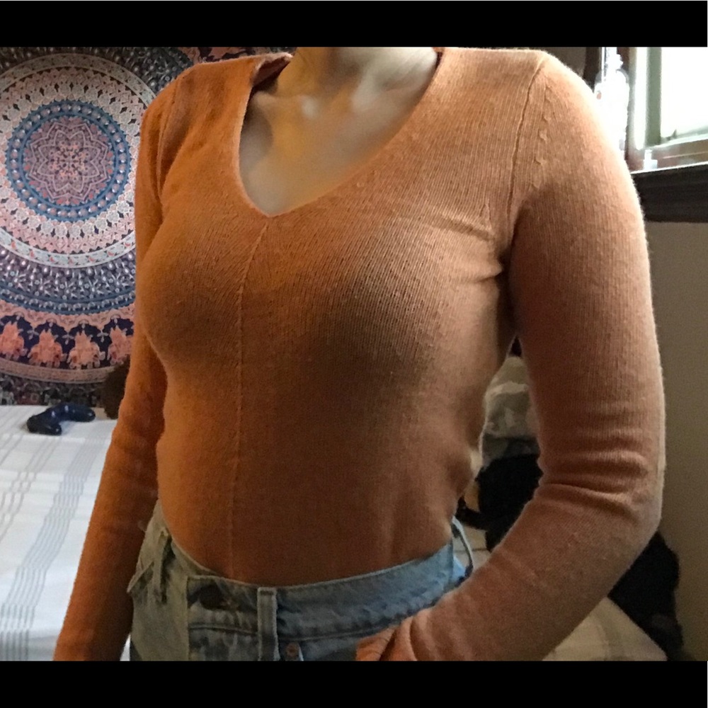 Cute orange sweater!🧡